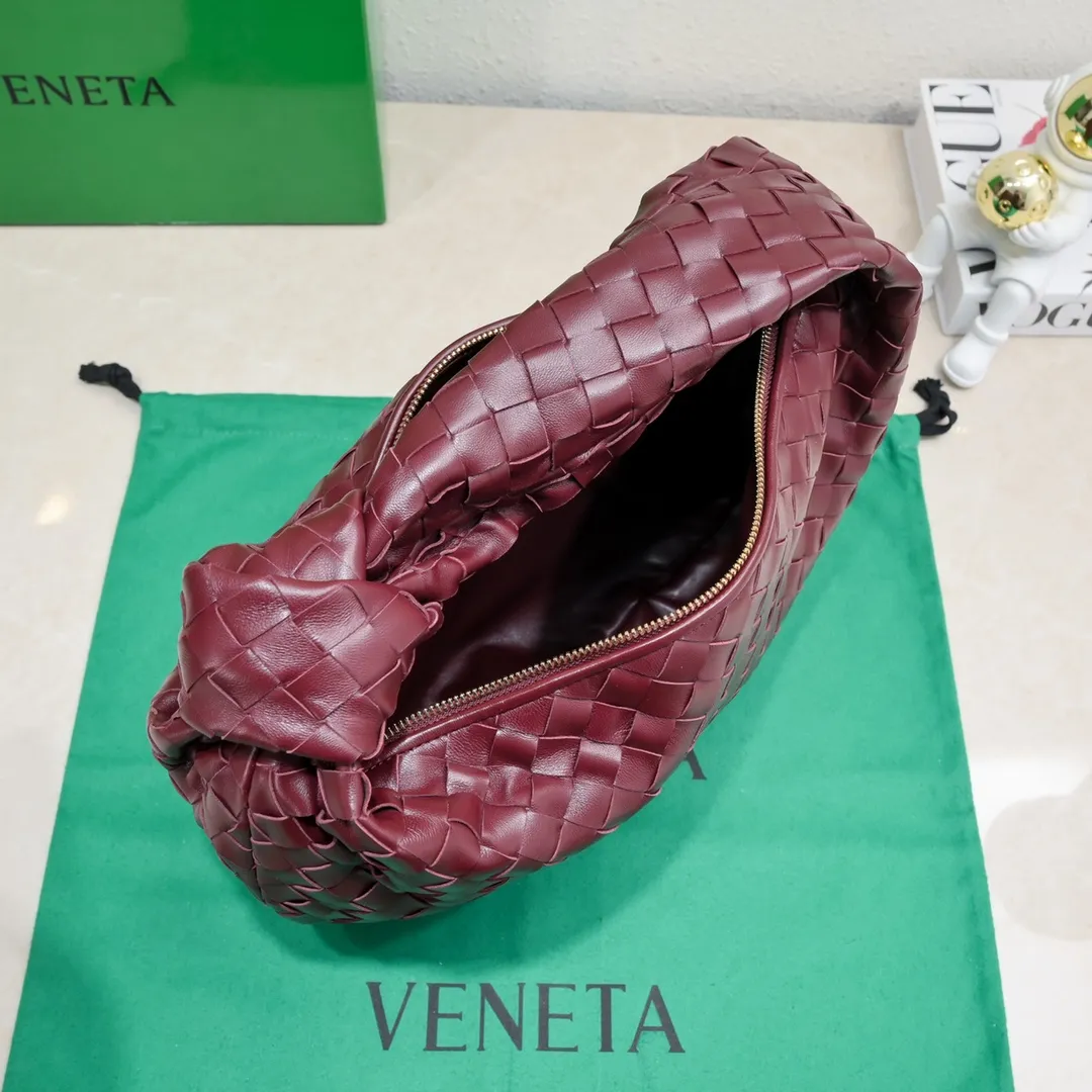 Batch 1460 BV Bottega Veneta's new medium-sized JODIE handbag BV bag for women 🔥The new method is to round the corners on the original basis, and knot the round hobo bag with classic woven leather. The most iconic triangular pull-out design is made of sheepskin hanging soft shape, which is super suitable for concave shapes~Jodie feels really gentle to people. It is definitely the best item for daily matching, unchanged weaving, new elements twist, versatile, and the new favorite of street style Internet celebrities! Size: 36*21*13 Model: 6697